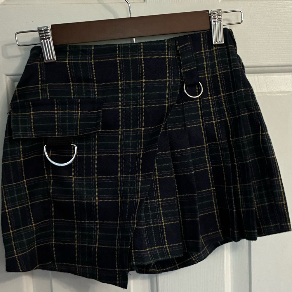 Plaid Pleated Skort with D-Ring Detail - Black & Green
